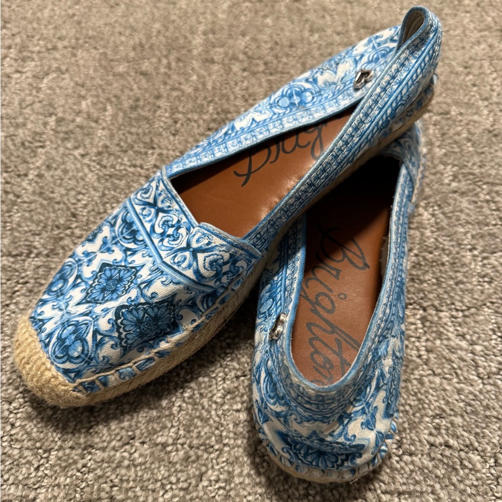 Brighton Belina espadrilles with a blue and white "Bali" print size 8